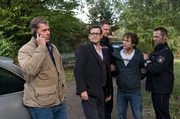 Vincent (Marlon Kittel, 2.v.r.) wird festgenommen. Finn (Sven Martinek, l.) und Lars (Ingo Naujoks, 2.v.l.) sind allerdings noch nicht restlos von seiner Schuld überzeugt. Vincent (Marlon Kittel, 2.v.r.) wird festgenommen. Finn (Sven Martinek, l.) und Lars (Ingo Naujoks, 2.v.l.) sind allerdings noch nicht restlos von seiner Schuld überzeugt.