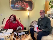 Peter K. (r.) und Margot R. (l.) waren zwei ehemalige Häftlinge. Er interviewt sie für seine Promotion im Fach Geschichte. Sie will ihn beraten für Entschädigungsleistungen des Staates. Beide gehen ihren Weg. Peter K. (r.) und Margot R. (l.) waren zwei ehemalige Häftlinge. Er interviewt sie für seine Promotion im Fach Geschichte. Sie will ihn beraten für Entschädigungsleistungen des Staates. Beide gehen ihren Weg.