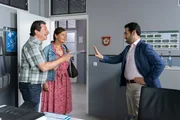 Controller Donato (Paul Brusa, r.) erkl&auml;rt Hartmut (Georg Veitl, l.) und Annegret Nerlinger (Eva Wittenzellner, M.), dass sie nur ein begrenztes &Uuml;bernachtungsbudget zur Verf&uuml;gung haben.