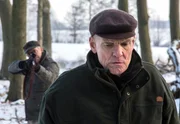 ARD HEITER BIS TÖDLICH - MORDEN IM NORDEN, II. Staffel der Krimiserie am Vorabend mit 16 neuen Folgen, Folge 29 "Tödliche Umleitung" am Dienstag (25.06.13) um 18.50 Uhr im Ersten. Björn Leibnitz (Florian Fitz, l.) bedroht seinen Schwiegervater Gerhard Anderson (Hans Peter Hallwachs, r.) mit der Waffe. ARD HEITER BIS TÖDLICH - MORDEN IM NORDEN, II. Staffel der Krimiserie am Vorabend mit 16 neuen Folgen, Folge 29 "Tödliche Umleitung" am Dienstag (25.06.13) um 18.50 Uhr im Ersten. Björn Leibnitz (Florian Fitz, l.) bedroht seinen Schwiegervater Gerhard Anderson (Hans Peter Hallwachs, r.) mit der Waffe.