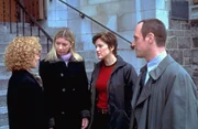 Rebecca Ramsey (Amy Irving, l.) und ihre Tochter Jody (Blythe Auffarth, 2. v. l.) werden von den Detectives Benson (Mariska Hargitay) und Stabler (Christopher Meloni) befragt. Rebecca Ramsey (Amy Irving, l.) und ihre Tochter Jody (Blythe Auffarth, 2. v. l.) werden von den Detectives Benson (Mariska Hargitay) und Stabler (Christopher Meloni) befragt.