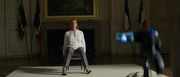Pearce will Präsidentin Juliette Levesque (Emmanuelle Bercot) zur Veröffentlichung einer Videobotschaft zwingen. Pearce will Präsidentin Juliette Levesque (Emmanuelle Bercot) zur Veröffentlichung einer Videobotschaft zwingen.
