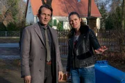 Radek (Hans-Werner Meyer) und Lucy (Josephin Busch) suchen Jens Völkel, den Vater des Amokschützen auf und werden von ihm von seinem Grundstück verwiesen. Radek (Hans-Werner Meyer) und Lucy (Josephin Busch) suchen Jens Völkel, den Vater des Amokschützen auf und werden von ihm von seinem Grundstück verwiesen.