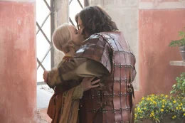 Claudius (Clive Owen) begehrt K&ouml;nigin Gertrude (Naomi Watts), die Frau seines Bruders.