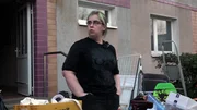 Jana wartet auf den Spediteur.. Jana wartet auf den Spediteur..