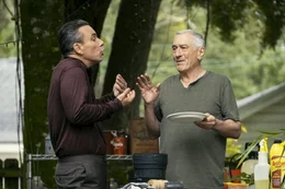 Zahlreiche Diskussionen zwischen Vater Salvo (Robert De Niro, r.) und Sohn Sebastian (Sebastian Maniscalco) bestimmen das Feiertagswochenende um den 4. Juli.
