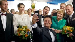 Bundeskanzlerin a.D. Angela Merkel (2. von rechts), K&uuml;nstler und Prominente nach der Er&ouml;ffnung der Bayreuther Festspiele. Weiteres Bildmaterial finden Sie unter www.br-foto.de.