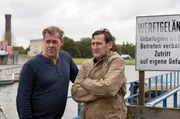 Bei der Verfolgung eines Verdächtigen, musste Lars (Ingo Naujoks, r.) ins Wasser (mit Sven Martinek, l.) springen. Bei der Verfolgung eines Verdächtigen, musste Lars (Ingo Naujoks, r.) ins Wasser (mit Sven Martinek, l.) springen.