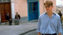 Der Amerikaner Tom Ripley soll Dickie, einen vermeintlichen Studienkollegen, im Auftrag von dessen reichem Vater zur R&uuml;ckkehr von Italien in die USA bewegen. Tom akzeptiert und fliegt in die Toskana, wo er es schafft, dessen Vertrauen zu gewinnen. Irgendwann hat dieser genug von ihm. F&uuml;r Tom bricht eine Welt zusammen. Er t&ouml;tet Dickie, nimmt dessen Identit&auml;t an und beginnt ein Doppelleben. - Am Anfang steht f&uuml;r Tom Ripley (Matt Damon) eine kleine L&uuml;ge, die er recht bald zu einem gef&auml;hrlichen Doppelleben ausweitet. (Lizenzende: 31.12.2024); rbb Fernsehen DER TALENTIERTE MR. RIPLEY, am Donnerstag (24.10.24) um 20:15 Uhr. Der Amerikaner Tom Ripley soll Dickie, einen vermeintlichen Studienkollegen, im Auftrag von dessen reichem Vater zur R&uuml;ckkehr von Italien in die USA bewegen. Tom akzeptiert und fliegt in die Toskana, wo er es schafft, dessen Vertrauen zu gewinnen. Irgendwann hat dieser genug von ihm. F&uuml;r Tom bricht eine Welt zusammen. Er t&ouml;tet Dickie, nimmt dessen Identit&auml;t an und beginnt ein Doppelleben. - Am Anfang steht f&uuml;r Tom Ripley (Matt Damon) eine kleine L&uuml;ge, die er recht bald zu einem gef&auml;hrlichen Doppelleben ausweitet. (Lizenzende: 31.12.2024) &copy; rbb/Miramax Films, honorarfrei - Verwendung gem&auml;&szlig; der AGB im engen inhaltlichen, redaktionellen Zusammenhang mit genannter rbb-Sendung bei Nennung "Bild: rbb/Miramax Films" (S4). rbb Presse & Information, Masurenallee 8-14, 14057 Berlin, Tel: 030/97 99 3-12118 oder -12116, pressefoto@rbb-online.de