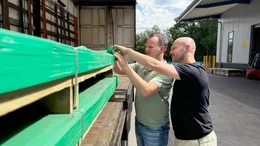 Philipp (links) und Oliver Schickling aus Visbek pr&uuml;fen eine Lieferung Edelstahl, aus der sie Gasgrills produzieren wollen