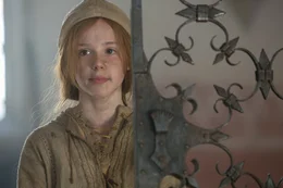 Die junge Ophelia (Mia Quiney).