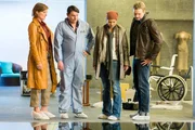 (v.l.n.r.) Kommissarin Bradulic (Nina Petri), Bollmann (Knud Riepen), Maja (Josephine Schmidt) und CSI Uwe (Peter Trabner) inspizieren das Wasserbecken, in dem die Leiche von Prominentenarzt Breul gefunden wurde.