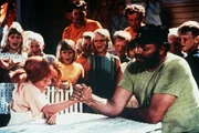Pippi Langstrumpf (Inger Nilsson) besiegt ihren Vater (Beppe Wolgers) beim Armdrücken vor Kindern und Matrosen. Pippi Langstrumpf (Inger Nilsson) besiegt ihren Vater (Beppe Wolgers) beim Armdrücken vor Kindern und Matrosen.