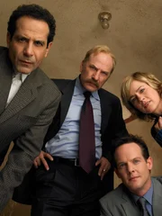 v.li.: Monk (Tony Shalhoub), Leland Stottlemeyer (Ted Levine), Randall Disher (Jason Gray-Stanford), Natalie Teeger (Traylor Howard) v.li.: Monk (Tony Shalhoub), Leland Stottlemeyer (Ted Levine), Randall Disher (Jason Gray-Stanford), Natalie Teeger (Traylor Howard)