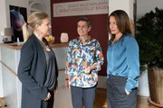 Die Rezeptionistin (Marion Freundorfer, M.) empf&auml;ngt Vera Lanz (Katharina B&ouml;hm, l.) in der Risiko-Beratungsstelle f&uuml;r Brustimplantate von Theresa Bauer (Jule Ronstedt, r.).