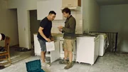 Michael Fugmann und Julian Wittmann bei der Arbeit in der zuk&uuml;nftigen Dorfwirtschaft in Obergeislbach.