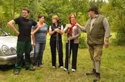 Mithilfe der anderen versucht Moni ihren Bullen wieder einzufangen. Von links: Florian Brunner (Tommy Schwimmer), Monika Vogl (Christine Reimer), Rosi Brunner (Brigitte Walbrun), Gabi Rankl (Manuela Furtner) und Benedikt Stadlbauer (Andreas Geiss).