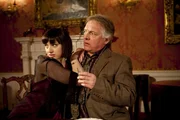 Martha Filby (Amanda Ryan, l.) schmiegt sich an David Roper (Rik Mayall, r.), um ihre feine Familie zu provozieren. Martha Filby (Amanda Ryan, l.) schmiegt sich an David Roper (Rik Mayall, r.), um ihre feine Familie zu provozieren.