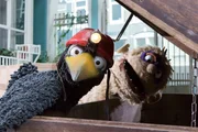 Rabe Rudi (Lennart Morgenstern) und Monster (Jochen Menzel) haben es endlich geschafft, zu der ersehnten Truhe zu schleichen. Doch wo ist nun der große Wachhund? Rabe Rudi (Lennart Morgenstern) und Monster (Jochen Menzel) haben es endlich geschafft, zu der ersehnten Truhe zu schleichen. Doch wo ist nun der große Wachhund?