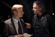 Conrad Ribarski (Otto Sander, l.) versucht sich mit seinem Sohn Major Carl Ribarski (Stefan Jürgens, r.) auszusöhnen. Conrad Ribarski (Otto Sander, l.) versucht sich mit seinem Sohn Major Carl Ribarski (Stefan Jürgens, r.) auszusöhnen.