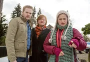 Maja (Josephine Schmidt, r.), Bradulic (Nina Petri, M.) und Bollmann (Knud Riepen, l.) betrachten die kopflose Leiche des Hobby-Achäologen Egon Jablonski. Maja (Josephine Schmidt, r.), Bradulic (Nina Petri, M.) und Bollmann (Knud Riepen, l.) betrachten die kopflose Leiche des Hobby-Achäologen Egon Jablonski.