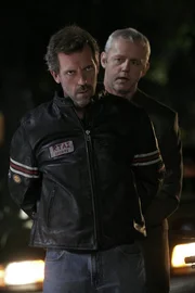 House (Hugh Laurie, l.) wird von Michael Tritter (David Morse, r.) wegen illegalen Drogenbesitzes verhaftet ... House (Hugh Laurie, l.) wird von Michael Tritter (David Morse, r.) wegen illegalen Drogenbesitzes verhaftet ...