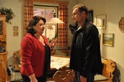 &Uuml;berraschend kommt Monis &auml;ltester Sohn Leopold zu Besuch. Von links: Monika Vogl (Christine Reimer) und Leopold Vogl (Maximilian Laprell).