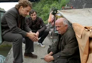 Lannert (Richy Müller, links) und Bootz (Felix Klare, Mitte) wollen von dem Penner Böhm (Christian Grashof, rechts) alles wissen, was er bei der Bergung der Leiche gesehen hat. Lannert (Richy Müller, links) und Bootz (Felix Klare, Mitte) wollen von dem Penner Böhm (Christian Grashof, rechts) alles wissen, was er bei der Bergung der Leiche gesehen hat.