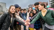 Auf die Pfefferkörner! Kira (Marlene von Appen), Levin (Moritz Pauli), Femi (Spencer König), Hakim (Mads Albatross), Moritz (Jan Friedrichsen), Leo (Charlotte Farhadi), Amy (Melody Rose), Jasina (Sophia Grande), Tayo (Samuel Adams) und Nele (Ronja Levis) schlagen ein. Auf die Pfefferkörner! Kira (Marlene von Appen), Levin (Moritz Pauli), Femi (Spencer König), Hakim (Mads Albatross), Moritz (Jan Friedrichsen), Leo (Charlotte Farhadi), Amy (Melody Rose), Jasina (Sophia Grande), Tayo (Samuel Adams) und Nele (Ronja Levis) schlagen ein.
