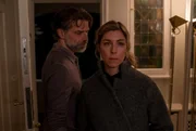 Karina (Brigitte Zeh) fühlt sich in ihrer Trauer um ihren ermordeten Sohn von ihrem Mann Joachim (Johannes Brandrup) verraten. Karina (Brigitte Zeh) fühlt sich in ihrer Trauer um ihren ermordeten Sohn von ihrem Mann Joachim (Johannes Brandrup) verraten.
