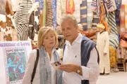 Tina und ihr Ex-Mann Rudi gehen gemeinsam f&uuml;r sein M&ouml;belhaus in Hamburg auf die Suche nach exklusiven St&uuml;cken. Jutta Speidel, Peter Sattmann.