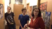 Nicole diskutiert mit ihren Söhnen über eine neue Wandfarbe - doch die Meinungen gehen weit auseinander.. Nicole diskutiert mit ihren Söhnen über eine neue Wandfarbe - doch die Meinungen gehen weit auseinander..