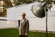 Für sein Interview mit der Journalistin Stine wird Gropius (August Diehl) auch fotografiert. Für sein Interview mit der Journalistin Stine wird Gropius (August Diehl) auch fotografiert.