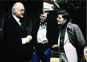 Dr. Konrad Pfandler (Curd Jürgens, re.) läßt Kriminalassistent Wagner (Frank Strecker, li.) recht deutlich spüren, daß er ihm geistig haushoch überlegen ist. Er würdigt ihn kaum einer Antwort. Dr. Konrad Pfandler (Curd Jürgens, re.) läßt Kriminalassistent Wagner (Frank Strecker, li.) recht deutlich spüren, daß er ihm geistig haushoch überlegen ist. Er würdigt ihn kaum einer Antwort.