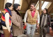 ARD HEITER BIS T&Ouml;DLICH - ZWISCHEN DEN ZEILEN FOLGE 10, "Beschwingte Swinger", am Donnerstag (18.04.13) um 18:50 Uhr im ERSTEN. Fred (Christian Kahrmann) ist stinksauer, als er von Paul (Ole Puppe) erf&auml;hrt, dass Jenny im Swingerclub recherchiert. Rajesh (Parbet Chugh, l.) und Johannes (Marian Meder, r.) versuchen Fred zu beruhigen.