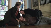 Detective Benson (Mariska Hargitay) und Detective Stabler (Christopher Meloni, oben) machen den geisteskranken Daniel Varney (Richard Thomas) ausfindig, der auf die Beschreibung der Zeugen passt. Detective Benson (Mariska Hargitay) und Detective Stabler (Christopher Meloni, oben) machen den geisteskranken Daniel Varney (Richard Thomas) ausfindig, der auf die Beschreibung der Zeugen passt.
