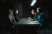Radek (Hans-Werner Meyer, 2.v.r.) und Mina (Jasmin Tabatabai, r.) versuchen Doro (Anne-Marie Waldeck, l.) und Niklas (Rafael Gareisen, 2.v.l.) klarzumachen, dass sich Kiras Tod negativ auf ihre eigentlichen Ziele auswirken w&uuml;rde.