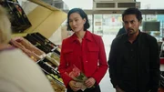 Pauline Hobrecht (Agnes Decker) und David Grünbaum (Omar El-Saeidi) schauen sich die Mitarbeitenden des Supermarktes genauer an. Seit einiger Zeit gab es hier Pfandbetrug in großem Stil, aber niemand will davon etwas mitbekommen haben. Pauline Hobrecht (Agnes Decker) und David Grünbaum (Omar El-Saeidi) schauen sich die Mitarbeitenden des Supermarktes genauer an. Seit einiger Zeit gab es hier Pfandbetrug in großem Stil, aber niemand will davon etwas mitbekommen haben.