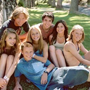 Das ganze Team der Blue Water High: Matt (Christopher Foy), Perri (Tahyna Tozzi), Fly (Sophie Luck), Edge (Khan Chittenden), Heath (Adam Saunders), Bec (Kate Bell) und Anna (Mara Scherzinger). Wer wird das nächste als Profi an der World Surftour teilnehmen? Das ganze Team der Blue Water High: Matt (Christopher Foy), Perri (Tahyna Tozzi), Fly (Sophie Luck), Edge (Khan Chittenden), Heath (Adam Saunders), Bec (Kate Bell) und Anna (Mara Scherzinger). Wer wird das nächste als Profi an der World Surftour teilnehmen?