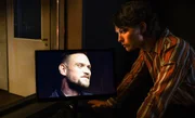 Nele Becker (Nina Siewert) hat einen beunruhigenden Verdacht: Hat Mirko Poll (Florian Schmidtke), der zu einer anderen Straftat vernommen wird, etwas mit dem tödlichen Unfall ihrer Mutter zu tun? Plötzlich fordert ein anonymer Anrufer unter Gewaltandrohung Polls Freilassung und ein Wettlauf gegen die Zeit beginnt. Nele Becker (Nina Siewert) hat einen beunruhigenden Verdacht: Hat Mirko Poll (Florian Schmidtke), der zu einer anderen Straftat vernommen wird, etwas mit dem tödlichen Unfall ihrer Mutter zu tun? Plötzlich fordert ein anonymer Anrufer unter Gewaltandrohung Polls Freilassung und ein Wettlauf gegen die Zeit beginnt.