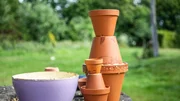 Ollas sind unterirdische Wasserspeicher, die das Wasser langsam an die Pflanze abgeben. Ollas sind unterirdische Wasserspeicher, die das Wasser langsam an die Pflanze abgeben.