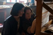 Gunta Stölzl (Valerie Pachner, r.) zeigt Anni Fleischmann (Julia Goldberg, l.) einen neuen Entwurf am Webstuhl. Gunta Stölzl (Valerie Pachner, r.) zeigt Anni Fleischmann (Julia Goldberg, l.) einen neuen Entwurf am Webstuhl.