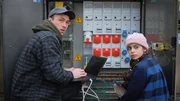 Jasina (Sophia Grande) und Arvid (Justus Johanssen) versuchen, das Stromnetz der Stadt wieder in Gang zu bringen. Jasina (Sophia Grande) und Arvid (Justus Johanssen) versuchen, das Stromnetz der Stadt wieder in Gang zu bringen.