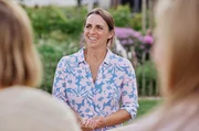 Heike Schiltz begr&uuml;&szlig;t ihre G&auml;ste auf ihrem Hof.