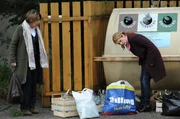 Auf der Suche nach ihrem Schl&uuml;ssel, landet Uschi beim Altglascontainer. Von links: Rosi Brunner (Brigitte Walbrun) und Uschi Kirchleitner (Silke Popp).