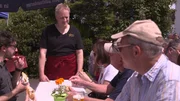 Matthias Freund begrüßt Gäste auf dem Bratwurst-Festival. Matthias Freund begrüßt Gäste auf dem Bratwurst-Festival.