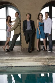 (2. Staffel) - Rückschau in die Vergangenheit von Ted (Josh Radnor, r.) und seinen Freunden Marshall (Jason Segel, 2.v.l.), Barney (Neil Patrick Harris, M.), Lily (Alyson Hannigan, l.) und Robin (Cobie Smulders, 2.v.r.) ... (2. Staffel) - Rückschau in die Vergangenheit von Ted (Josh Radnor, r.) und seinen Freunden Marshall (Jason Segel, 2.v.l.), Barney (Neil Patrick Harris, M.), Lily (Alyson Hannigan, l.) und Robin (Cobie Smulders, 2.v.r.) ...