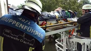 Die Feuerwehr Dachau hilft mit einer Drehleiter einem Patienten