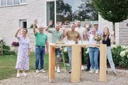 SWR LECKER AUFS LAND, "Zu Gast bei Heike Schiltz in der S&uuml;deifel", am Montag (22.09.25) um 20:15 Uhr im SWR. Heikes Familie und Freunde freuen sich auf den Besuch der Landfrauen.  v.li.: Heike Schiltz und ihr Mann Stefan Schiltz Heikes Schwager Jerome Becker, Nachbar Christian Zoz, Freund und Beikoch Philipp Hettinger, Stefans Schwester Elfriede Schiltz und ihr Mann Edgar Berg, Mitarbeiterin Vanessa Schmitz.