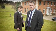 DS Ben Jones (Jason Hughes, l.) und DCI Tom Barnaby (John Nettles, r.) fragen sich, was bei den Chatthams nicht stimmt. DS Ben Jones (Jason Hughes, l.) und DCI Tom Barnaby (John Nettles, r.) fragen sich, was bei den Chatthams nicht stimmt.